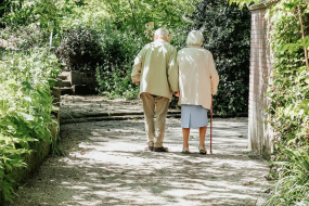 Rentnerpärchen beim Spaziergang im Park