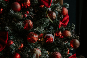 Weihnachtsbaum mit roter Dekoration