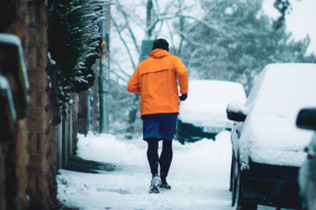 Mann joggt im Winter