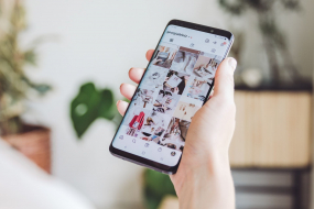 Frau checkt Instagram auf Smartphone