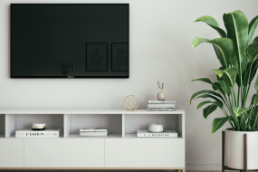 modernes Wohnzimmer mit Smart TV