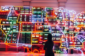 “Electronic Superhighway” von Nam June Paik