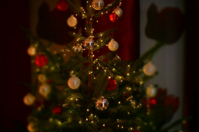 schlichter Weihnachtsbaum zu Hause