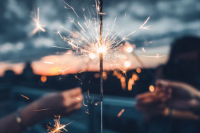 mehrere Frauen mit Wunderkerzen