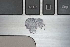 Fingerabdruck auf Tastatur