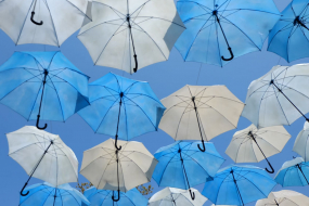 weiße und blaue Regenschirme von unten