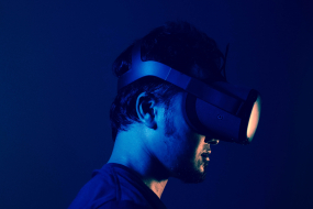 Mann im Dunkeln mit VR-Brille