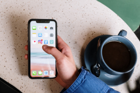 Smartphone zum Kaffee