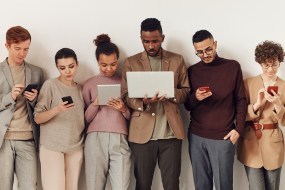 Menschen mit verschiedenen Gadgets