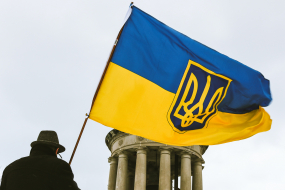 Mann schwenkt Ukraineflagge