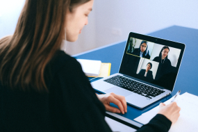 Frauen im Videocall