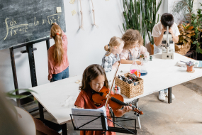 Grundschulkinder lernen verschiedene Dinge