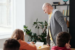 Lehrer in Klassenzimmer