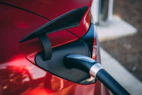 rotes Auto wird e-betankt