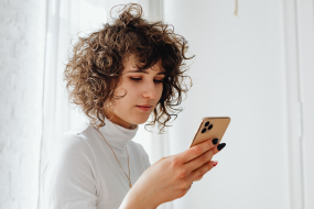 Frau guckt auf Smartphone