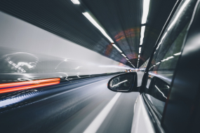 Auto in modernem Tunnel