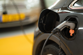 E-Auto tankt
