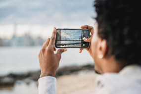Mann fotografiert Skyline