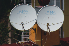 Zwei Satellitenschüsseln