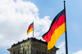 Deutsche Flaggen am Bundestag