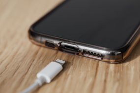 Ladekabel an Smartphone