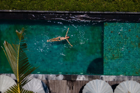 Frau im Pool aus der Luft fotografiert