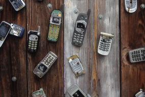 alte Handys auf Holz