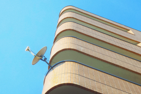 Satellitenschüssel an modernem Haus