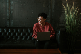 Frau mit Laptop