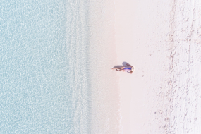 Frau am Strand von oben