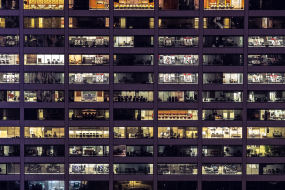 Bürogebäude bei Nacht