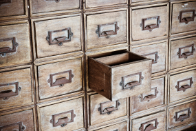herausgezogene Schublade in altem Schrank