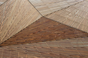 Holz an modernem Gebäude