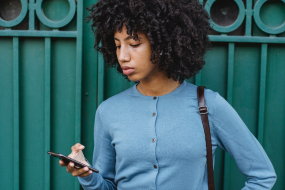 junge Frau am Smartphone