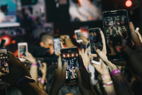 Hände mit Smartphones auf Konzert