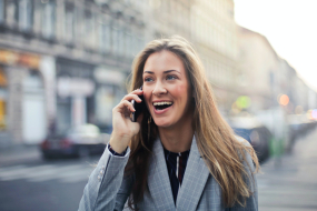 Frau am Telefon