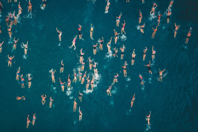 Schwimmwettbewerb im Meer von oben