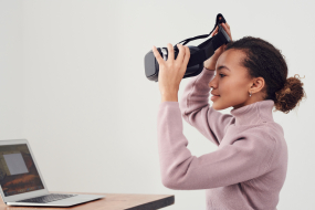 Frau mit VR-Brille