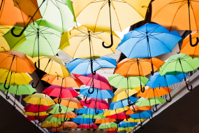 Bunte Regenschirme