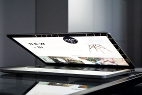 Laptop mit Werbeanzeige