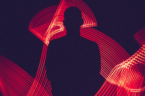 Umriss einer männlichen Personen mit roten Datensträngen