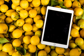 Zitronen und Tablet