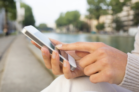 Frau tippt auf Smartphone