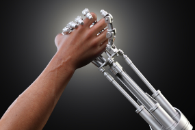 Menschlicher Arm & Roboter Arm reichen sich die Hand
