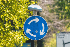 Verkehrsschild, das einen Kreisel anzeigt als Symbolbild für Circular Economy