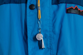 Trillerpfeife auf einer blauen Sportjacke