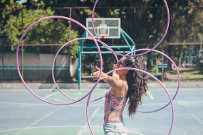 junge Frau mit mehreren Hula-hoop-Reifen