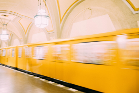 U-Bahn in Berlin fährt aus U-Bahnhof