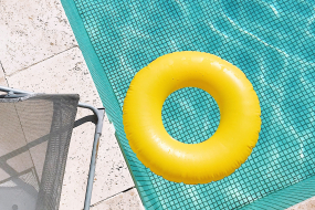 Pool mit Schwimmring und Stuhl