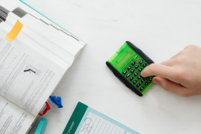 Schreibtisch mit Buch und Taschenrechner